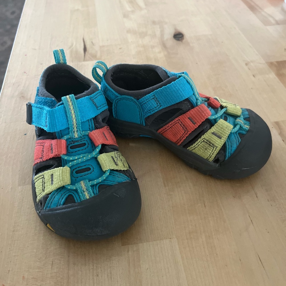 Toddler size US 6 keen sandals